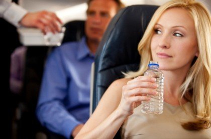 vuelos a Honduras bebiendo agua en el avión.jpg