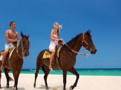 Vuelos a Roatan, Playa Habanna. Cabalgata en caballo.jpg