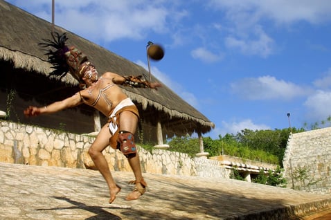 Vuelos a Tikal, Juego de pelota maya.jpeg